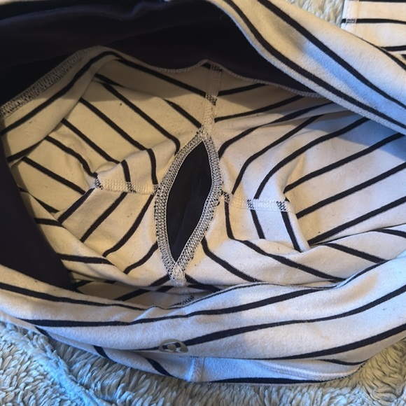🦄Lululemon Wunder Under Crops in Quiet Stripe - Picture 4 of 6